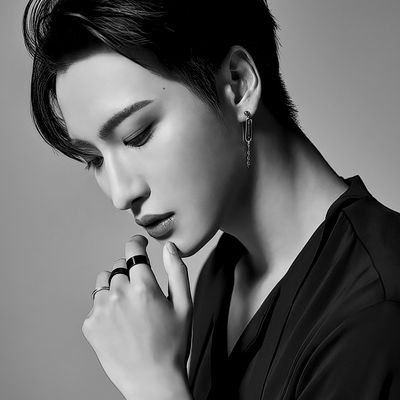 lilacdelirixm's profile picture. ، 🍓₊ 秋皇后 ˚·  drəss up ın 𝔤𝔬𝔩𝔡 ¡ {𝙚.}vᥱrч tımᥱ чou look ɑt #.𝒕𝒉𝒆_𝒔𝒕𝒂𝒓𝒔  — › ıt's lıkᥱ ɑn opᥱn*𝕚𝕟𝕘 a door ✭