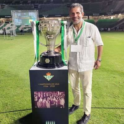 Sevillano, bético por la gracia d Dios, cautivo por un mundo mejor y enamorado de NYC. Entrenador de fútbol base y Arquitecto Técnico.