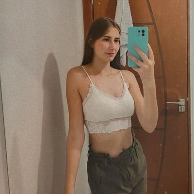 mahl_eduarda's profile picture. not a care in the world. 
 Insta:   @eduardamahl