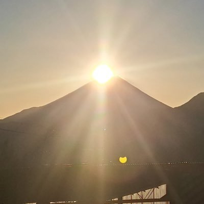 兎追いしかの山
小鮒釣りしかの川
夢は今もめぐりて
忘れがたき故郷                                            如何にいます父母
恙（つつが）なしや友がき
雨に風につけても
思いいずる故郷

こころざしをはたして
いつの日にか帰らん
山はあおき故郷
水は清き故郷