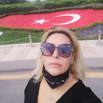 İnsan hakları savunucusu. 
Frieden kann nur von Dauer sein, wenn die Menschenrechte geachtet werden. 
ana ilgi alanım siyaset