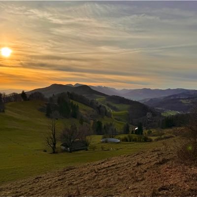 Weltoffen, tolerant, viel auf Reisen. Naturverbunden, fasziniert vom Wetter. Populisten, Nationalisten, Rassisten etc. gehen mir auf den Wecker.