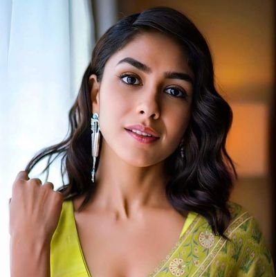 Fanpage whole heartedly dedicated to
Queen #mrunalthakur 😻