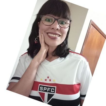 Catequista. Poeta. Amante de livros e de futebol.
Harry Potter. Corvinal.
São-paulina. ManUtd.
Queen. Legião Urbana. Promotora da família, da mulher e do lar!