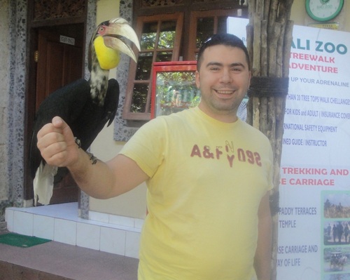 Gezmeyi Eglenmeyi fazlasıyla severim...
Simdi Havalimanın da ismim anos ediliyor ucagım Kalkmak üzere dönünce yazmaya devam edeceğim...
:)))