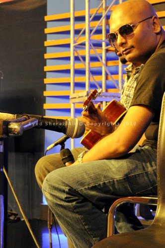 well dis is Tausif ali khan n im a singer n sings,classical,thumri,suffi nd rok musik...
nd ask if u want to know abt me....