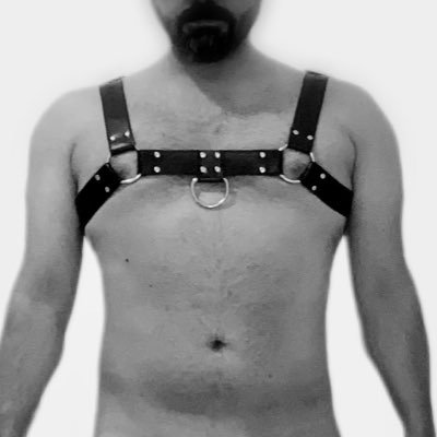 Gay guy living in middle east and love being nude and exposed.