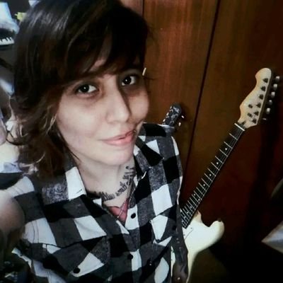 Faço umas músicas./
Keep emo alive! /
Satanismo é liberdade! /
ANTIFASCISTA! /
Cantora, compositora, emo, satanista, lésbica, sonhadora, romântica forasteira.