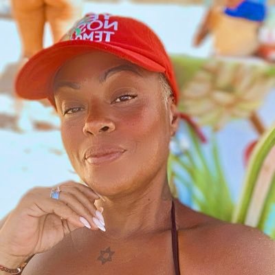 menezesdanielaa's profile picture. Sou de fases... ✌🏾🍀