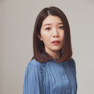 Lumeto主宰。女優。
鈴木麻名実の名前で劇作家、演出家としても活動。劇作家協会会員。
日本舞踊(花柳流)名取。セラピスト。
双極性障害II型。ほぼ寛解。