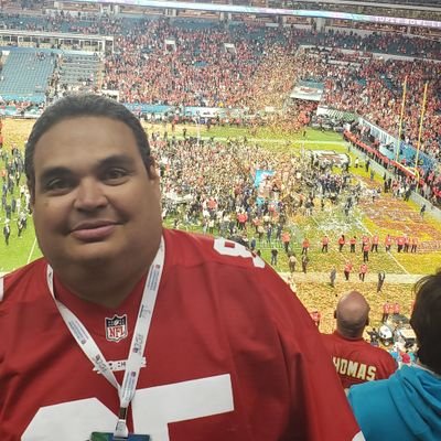 Um tijucano com muito orgulho, apaixonado por esportes Torcedor do Vasco (acima de tudo) , 49 ers, Lakers e Yankees.