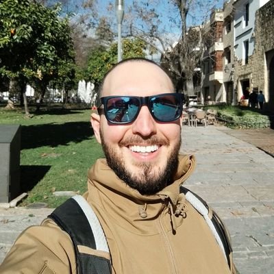 Front end developer, trying to learn JavaScript/React every day.  Kettlebells and Dogs! 🇵🇹🇪🇸