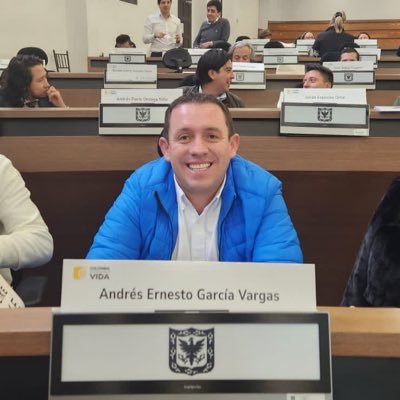 Concejal de Bogotá, 
Administrador de Empresas, con especializaciones en Gerencia Financiera, Gerencia de Mercadeo y Contratación Estatal.