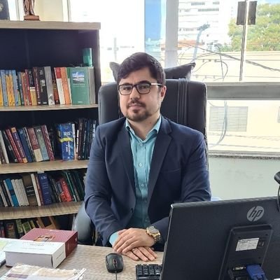 Advogado, colunista do Jornal Gazeta, constitucionalista,proprietário dos escritórios Alves e Melo Sociedade de Advocacia que atende todo o Brasil.