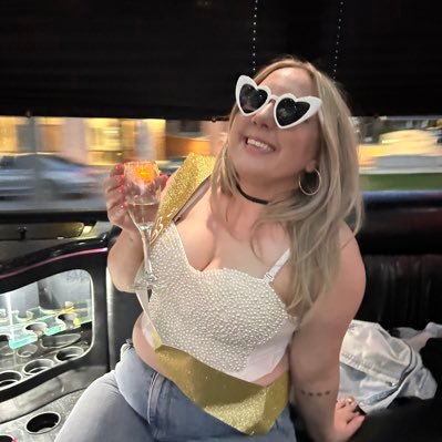 educ8edhouzwife's profile picture. apparently a lawyer (not yours) 🍸🌭