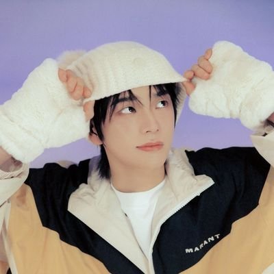 Hujan gerimis lagi, dari balik kaca aku mendapatinya bergemeletuk dengan wajah lautan seolah mereka saling berbicara dalam isyarat 𝚝𝚎𝚗𝚝𝚊𝚗𝚐 𝚍𝚞𝚗𝚒𝚊 𝚍𝚊𝚗 𝚜𝚎𝚒𝚜𝚒𝚗𝚢𝚊.