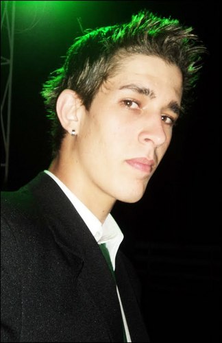 '' Se te magoarem, olhe para cima e continue caminhando. Faça eles se perguntarem porque ainda está sorrindo.''