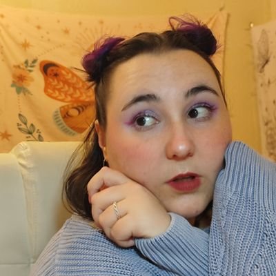 Nací para leer historias y escribirlas📚
Subo cositas a Instagram (@paulaysushistorias) y me gusta mucho hablar de libros ✨
Fantasía, misterio y romance🤍🏳️🌈