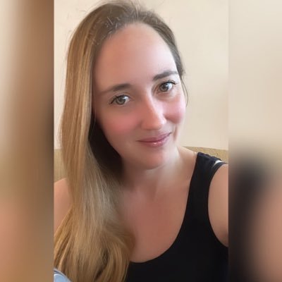 Es mi naturaleza..........periodista, soñadora, amante de los viajes, buena comida y rica compañía. Apasionada por el amor y la vida
