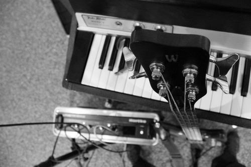 principaktif's profile picture. Né de la fusion du Jazz, du Hip-Hop et du Slam, Princip Aktif marie l'impact et la poésie des textes avec la liberté d'improvisation du Jazz.