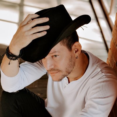 Izac Paes é um cantor e compositor brasileiro que começou a carreira no Exterior
(em países da América Latina) cantando músicas em Espanhol y portugues.