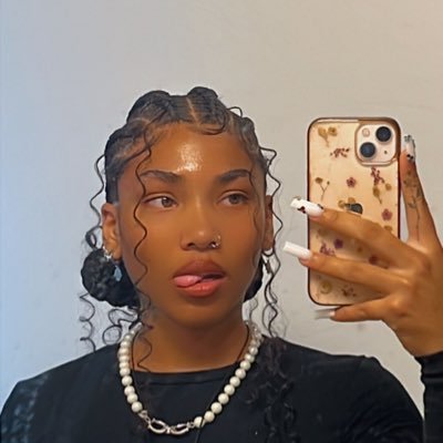 dessenxe's profile picture. Your favorite creative 🎨