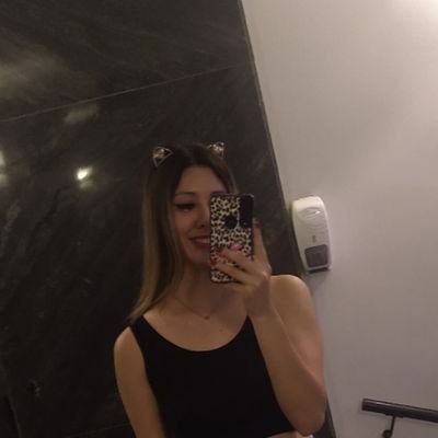 Amo los Gatos 🐱 Chocolate 🍫 y Papitas 🍟
Insta: @ayemedinaok💗