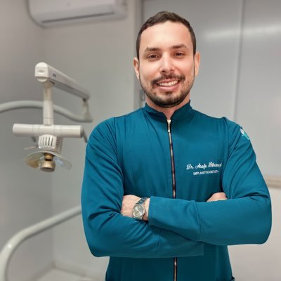 Cirurgião Dentista  - Universidade Federal de Uberlândia - Implantodontia