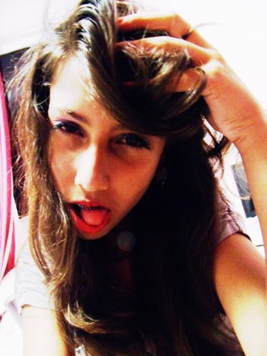 Hoje acordei pensando na vida que eu vivo, que naum é muito boa, mais é nela que eu passo os melhores momentos *-*