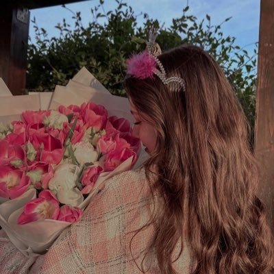لذاتي تقديس ولنفسي عليا حق .. انا هنا من اجلي انا والسلام عليا حتى يفنى السلام ،،