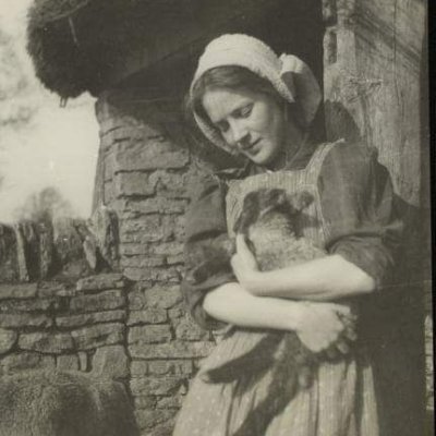 Emdeasmhumhain's profile picture. Gael, Racefem, anti-capitalist, eco-fascism respecter