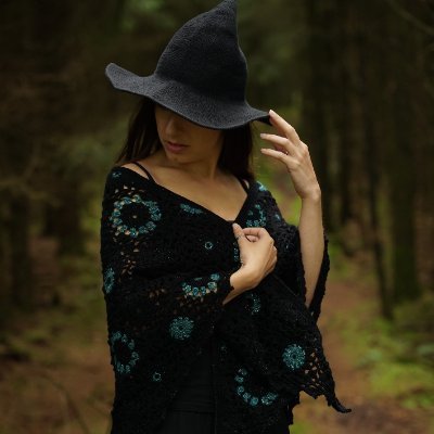 Creative crone 🧶 Cottage Witch 🧙‍♀️ Daughter of Hecate 🗝 Vegan🌱 Lover of cats, corvidae and curious tales 🐱 Maker of shawls infused with magickal energy ✨