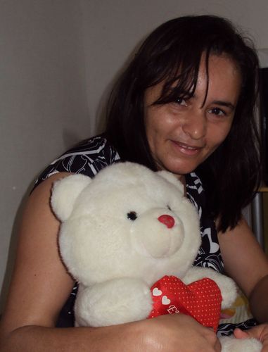 SOU UMA PESSOA ALEGRE, EXTROVESTIDAS, E MUITO FELIZ. FAÇO AMIGOS COM FACILIDADE, TAMBÉM SOU CARINHOSA.