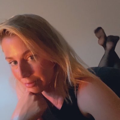 Surfing Soles 🏄‍♀️ Verified 🇦🇺 Aussie Blonde Goddess with ✨️ Feet |Findom|Drains|Customs👸High Addiction 🔥 No Nudity