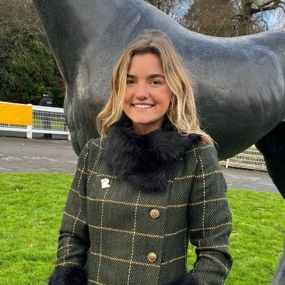 Broadcast Journalism Student @nottmtrentuni With a love for horse racing🏇 @playflylive Head of programming, presenter and newsreader🎧🎙️