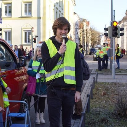 -🇩🇪🏳️‍🌈
-Macht Zeug mit Politik
-Jugend Kämpft
-Stadtrats Kandidat