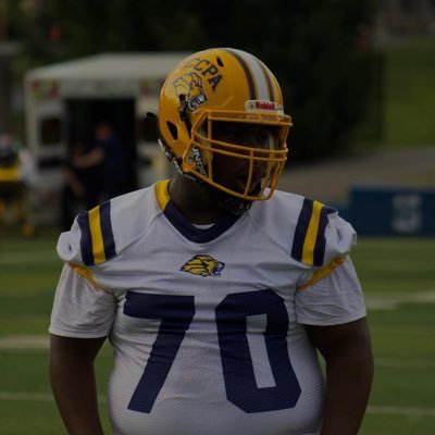 #70 5,7 C/O 25🎓,defensive tackle and offensive lineman for Cincinnati college prepatory academy email-dunsondaveontae@gmail.com- (513-570-0862)