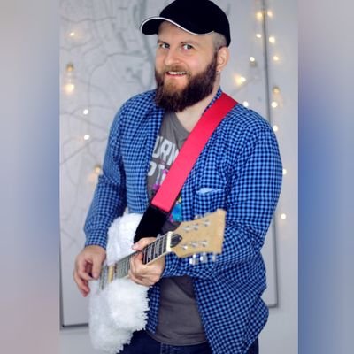 🎸 MrHardGuitar from YouTube (All about #Guitar),
👽 Bald man with beard,
🌱 #Vegan, 🤓 #Geek...