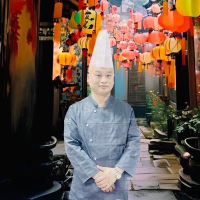 拥有丰富行业经验的出品总监。毕业于一所知名大学,获得了湖南烹饪技师。在校期间,参与了各种市场研发项目和实习、进入了一家知名企业担任研发总监。在公司中负责了许多重要的项目推广和品牌建设工作,为公司带来了巨大的成功。 近年来开始了自己事业生涯自主创业