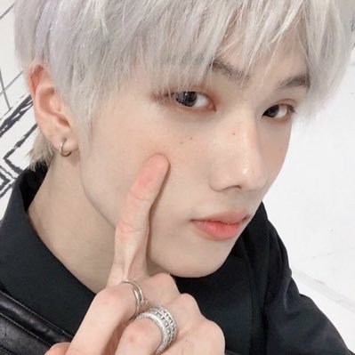 moopjs's profile picture. for #지성 #마크 🌷🧁🛝🛺🎨🩰🧃🏸🏄🏻‍♀️🎖️