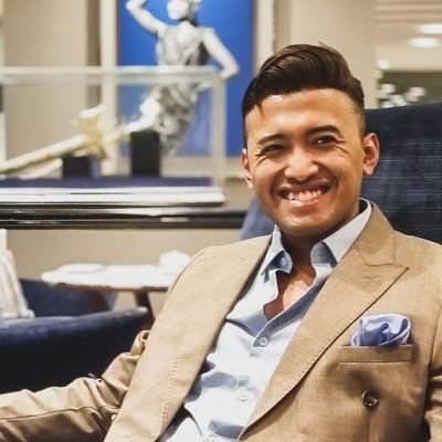 Renaissance man of the #Millennial generation dissenting from the norm. Navigating the #human experience and evoking emotions through #poetry.
🌈 He/Him.