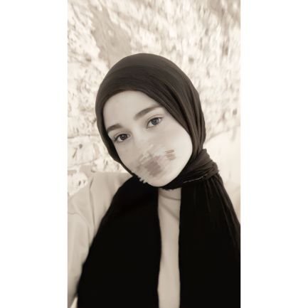 و البدر إن رامَ السطوعَ بجنبها
غَلبَتْ مَحاسِنَه وعادَ كما الرماد')