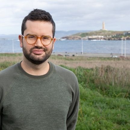 Aita de Uxía. Concelleiro do BNG na Coruña. Profesor axudante doutor de Dereito procesual na UDC. Omnia sunt communia!