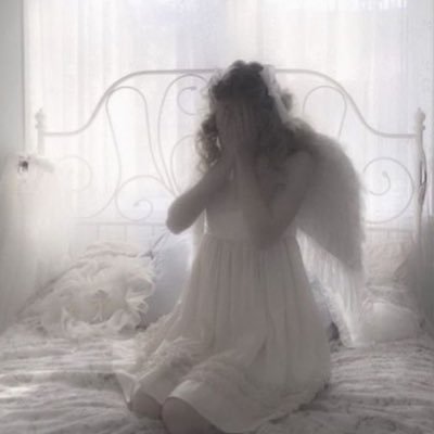 lilacwh0re's profile picture. ,.♰༻⋆｡°✩.. 20 ^^ miserable young female