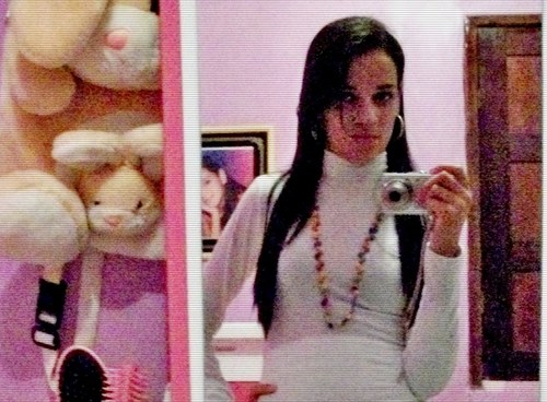 eu sou muito extrovertida, muito amiga das pessoas que me amam sou simples e quem quiser saber mais sobre mim me segui no twitter.
  bjinho pra vcs xau...!