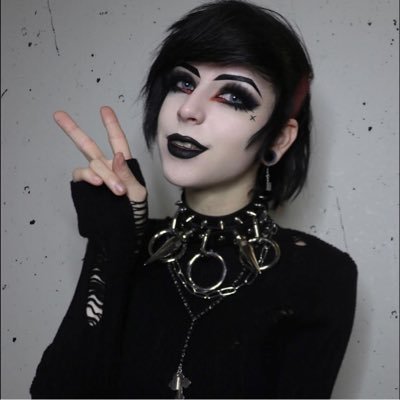 Hey it’s your Neighborhood Hot Topic Gremlin! Gamer, Horror Fanatic, Energy Drink Obsessed, Disney Goth! Twitch Affiliate https://t.co/rbsbTxGheh