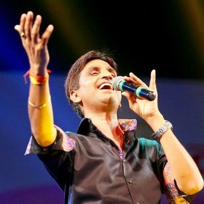 fan_girl_of_dr._kumar_vishwas
सूरज पर प्रतिबंध अनेकों और भरोसा रातों पर
नयन हमारे सीख रहे हैं,हँसना झूठी बातों पर।