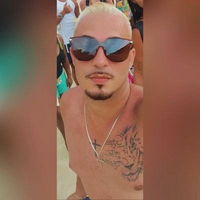 dsaleixo's profile picture. Como culpar o vento pela desordem feita,
Se fui eu quem esqueceu a janela aberta.
