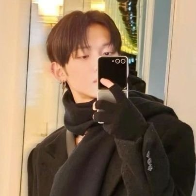 lovesong_f's profile picture. tomando helado de chocomenta con jjunie