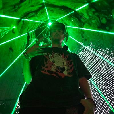 I like to play with pixels and push faders.
Freelance LED Tech/VJ/Video Director.